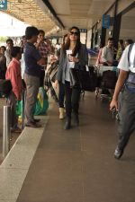Kareena Kapoor snapped in Mumbai Airport on 20th Sept 2012 (13).JPG
